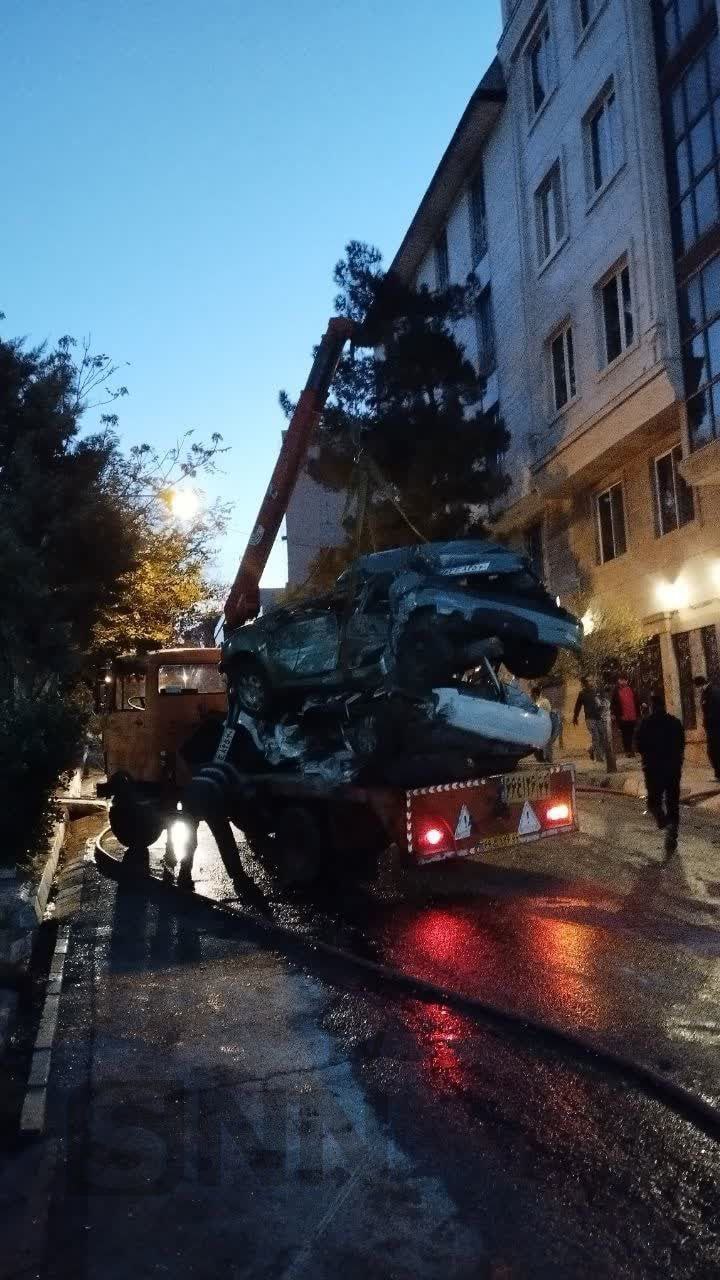 تانکر سوخت در تهران بعد از واژگونی وارد فروشگاه شد/ عکس