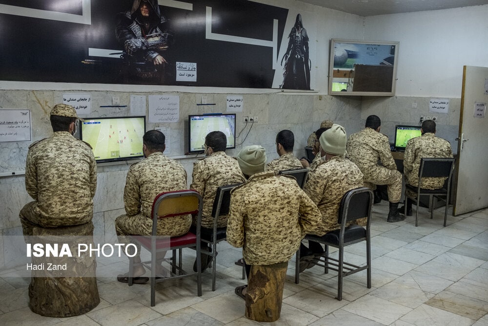 تصویر جالب از تفریح سربازان در دوره آموزشی/ عکس