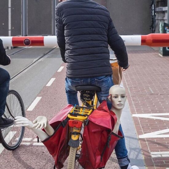 تصویر جالب از حمل یک مانکن با دوچرخه/ عکس