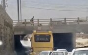 ببینید | تکه‌پاره شدن سقف اتوبوس در اثر برخورد به پل کنار گذر پیرنیا در شیراز