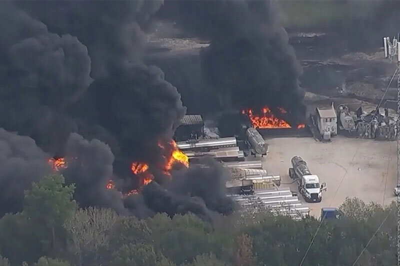 ببینید | آتش‌سوزی گسترده در پی انفجار یک کارخانه مواد شیمیایی در تگزاس آمریکا