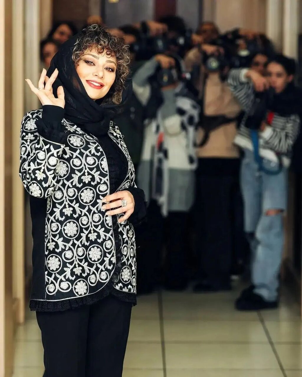 تصاویر | ژستهای صمیمانه یکتا ناصر و کامبیز دیرباز در اکران فیلم شوهر خانم بازیگر؛ استایل آقای بازیگر خبرساز شد!