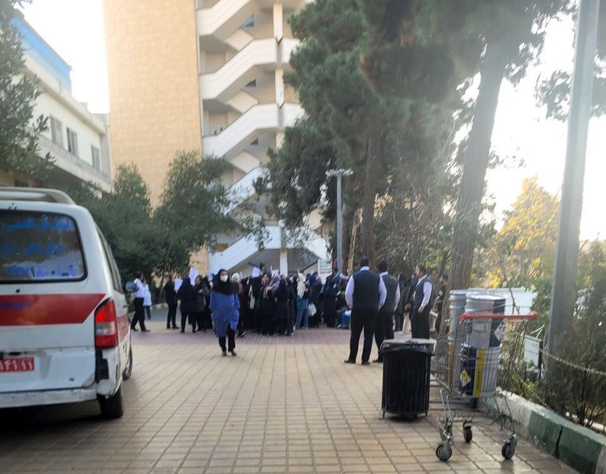 تجمع اعتراضی پرستاران این بیمارستان در تهران/ عکس
