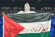 ببینید | حمایت ویژه هواداران رئال سوسیداد از مردم غزه با لباس خونین در استادیوم