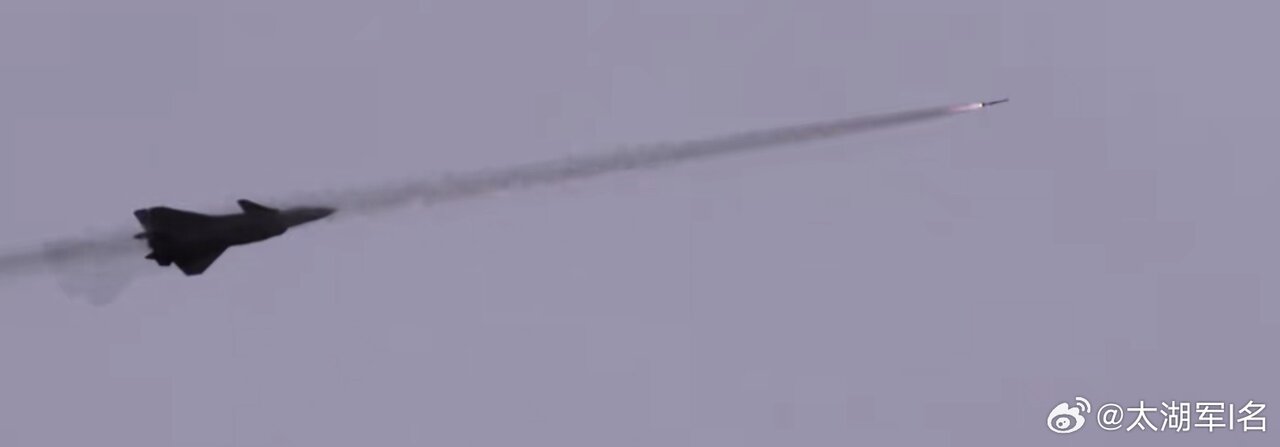 شلیک موشک از جنگنده پنهان‌کار چین/ صحنه‌ای که برای اولین بار دیده شد/ عکس