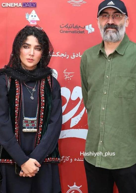 عکس | لباس نیمهسنتی خانم بازیگر در فرش قرمز فیلم منوچهر هادی؛ ریشهای بلند و هادی حجازیفر با کلاه آفتابی