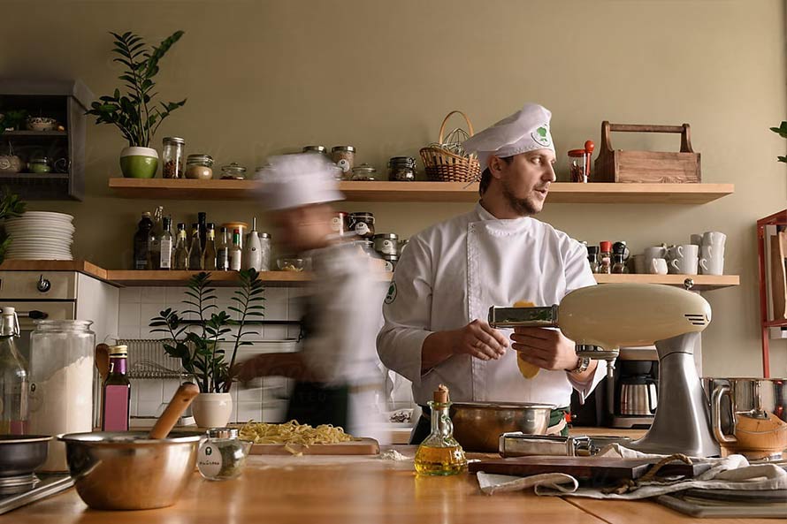 آشنایی با بهترین رنگهای آشپزخانه از نظر روانشناسی؛ 5 رنگی که باید بشناسید!