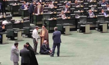 اخم و خنده الیاس نادران بعد از اعلام وصول استیضاحش +عکس