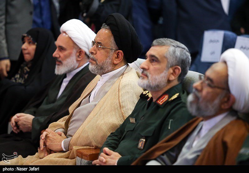 عکسی از هم نشینی وزیر روحانی با سردار بلندپایه سپاه در یک مراسم رسمی