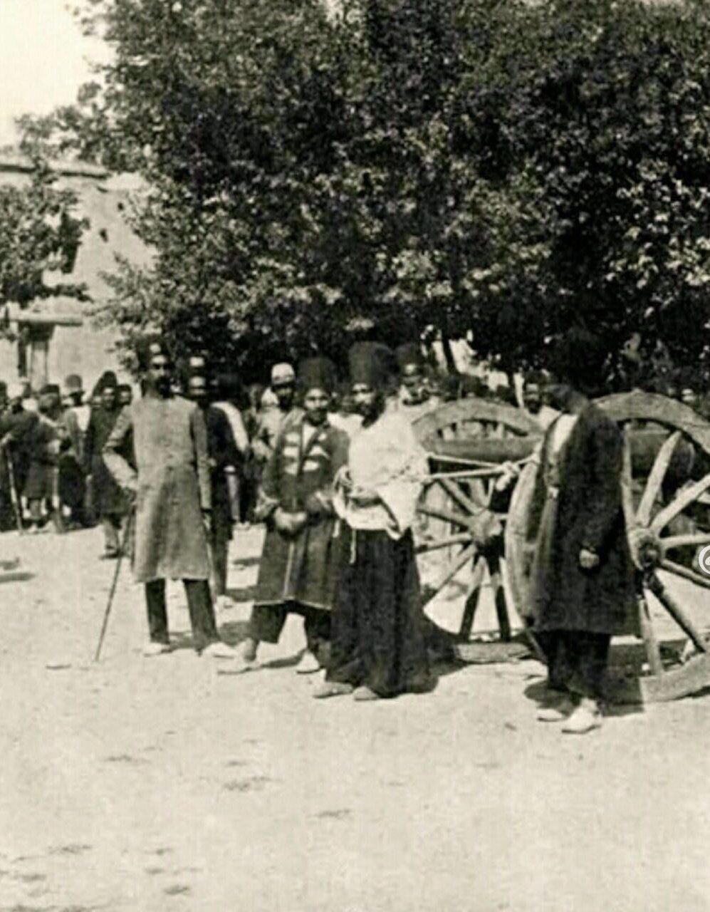 اول گدایی کنید، بعد به توپ بسته و اعدام می شوید /عکس عجیب از دوره قاجار