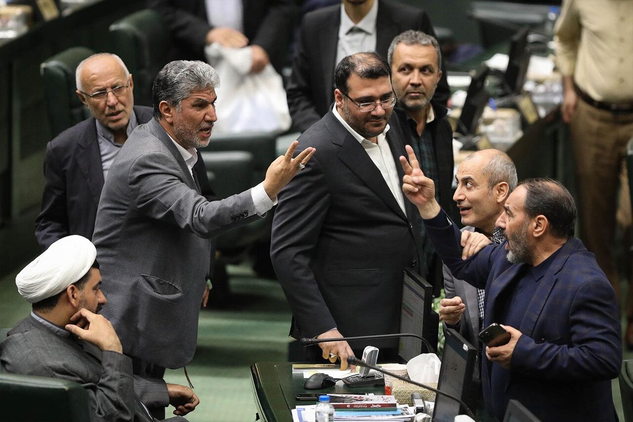 عکس شکار شده از چند نماینده در صحن مجلس