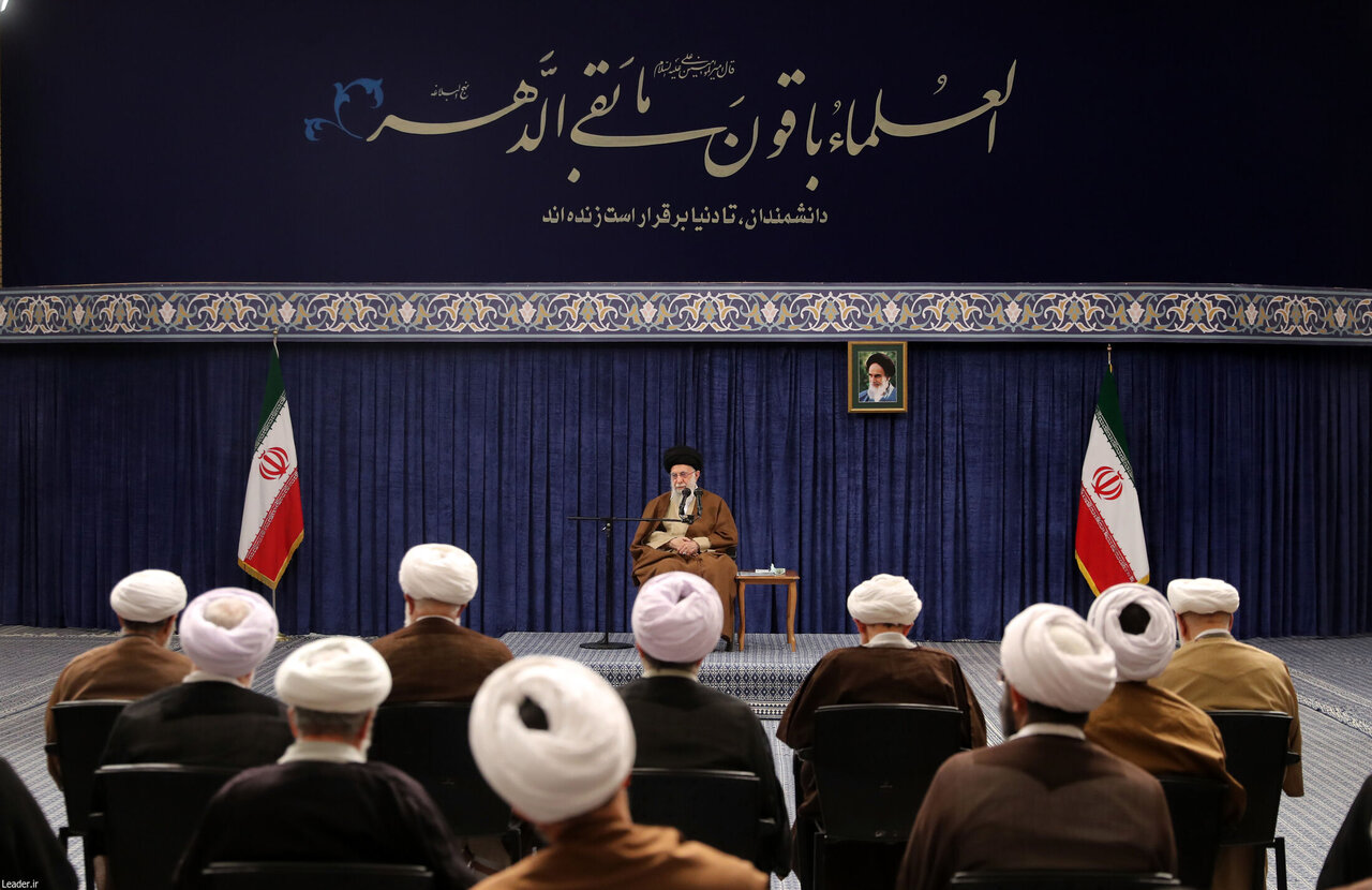 معنای حدیث نصب شده در محل سخنرانی رهبری +عکس