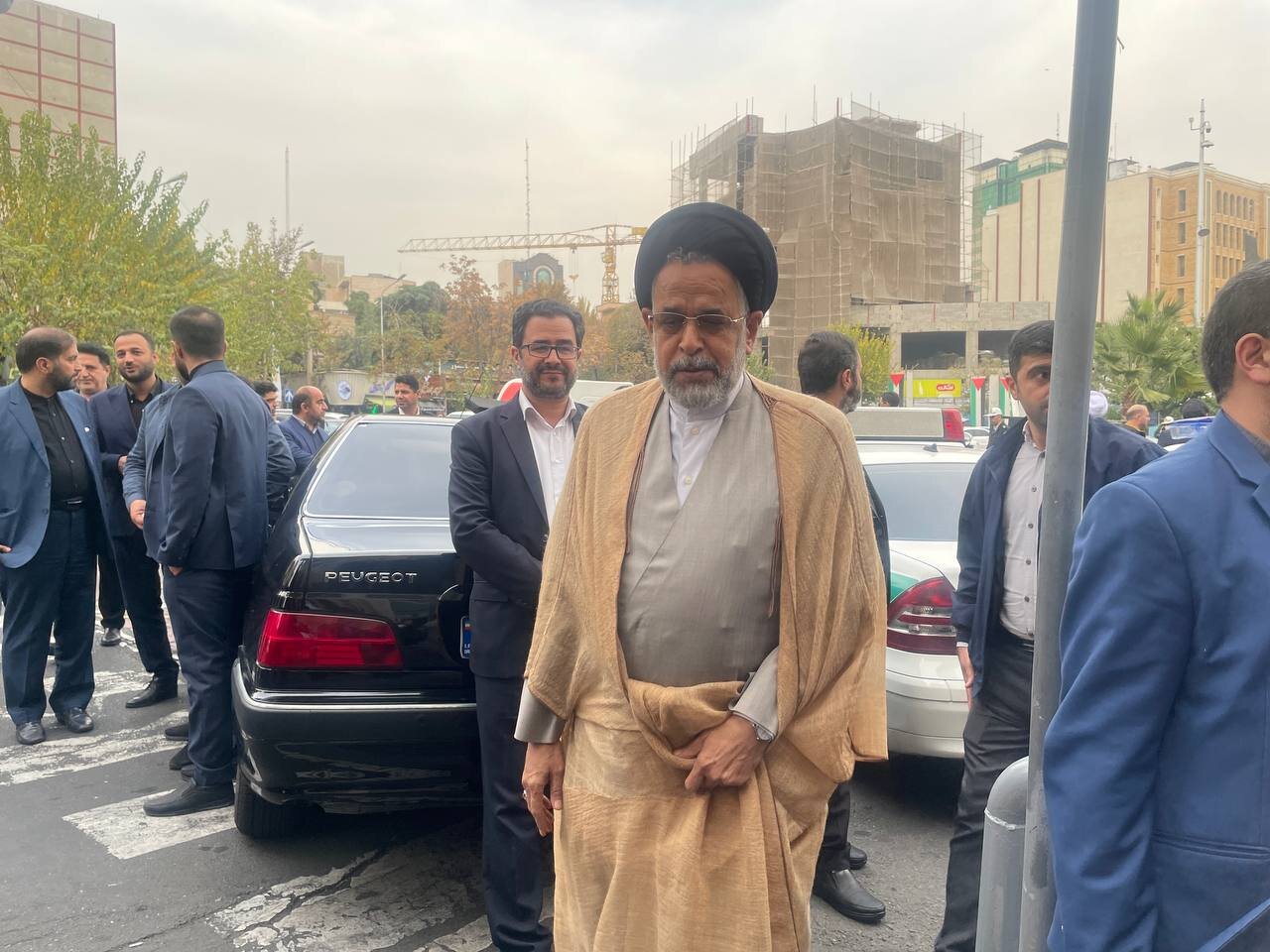 حضور سیاسیون در مراسم ختم همسر روحانی معروف/ قالیباف، واعظی و مخبر هم آمدند+عکس