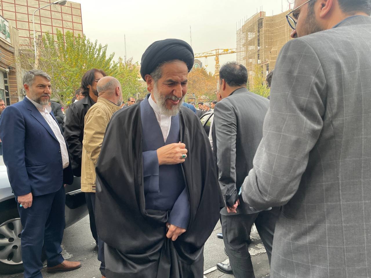 حضور سیاسیون در مراسم ختم همسر روحانی معروف/ قالیباف، واعظی و مخبر هم آمدند+عکس