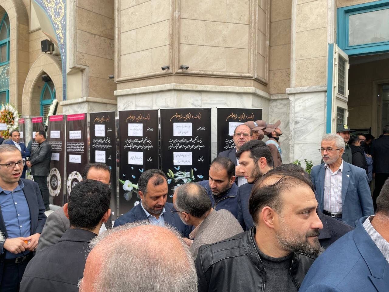 حضور سیاسیون در مراسم ختم همسر روحانی معروف/ قالیباف، واعظی و مخبر هم آمدند+عکس