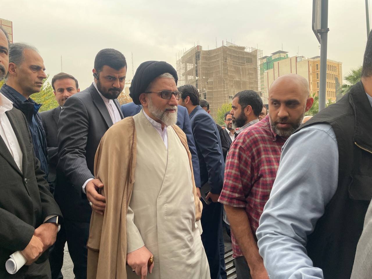 حضور سیاسیون در مراسم ختم همسر روحانی معروف/ قالیباف، واعظی و مخبر هم آمدند+عکس