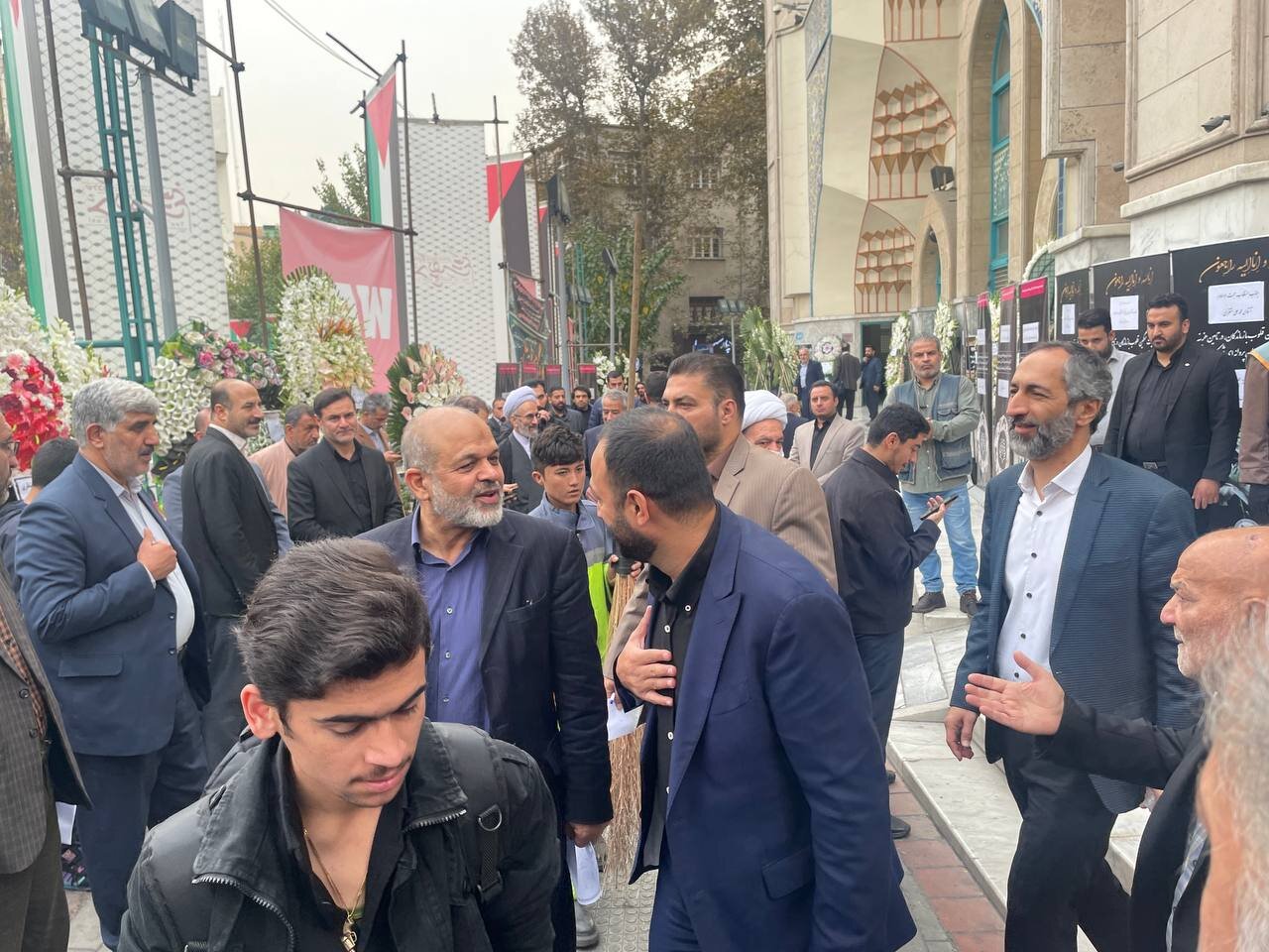 حضور سیاسیون در مراسم ختم همسر روحانی معروف/ قالیباف، واعظی و مخبر هم آمدند+عکس