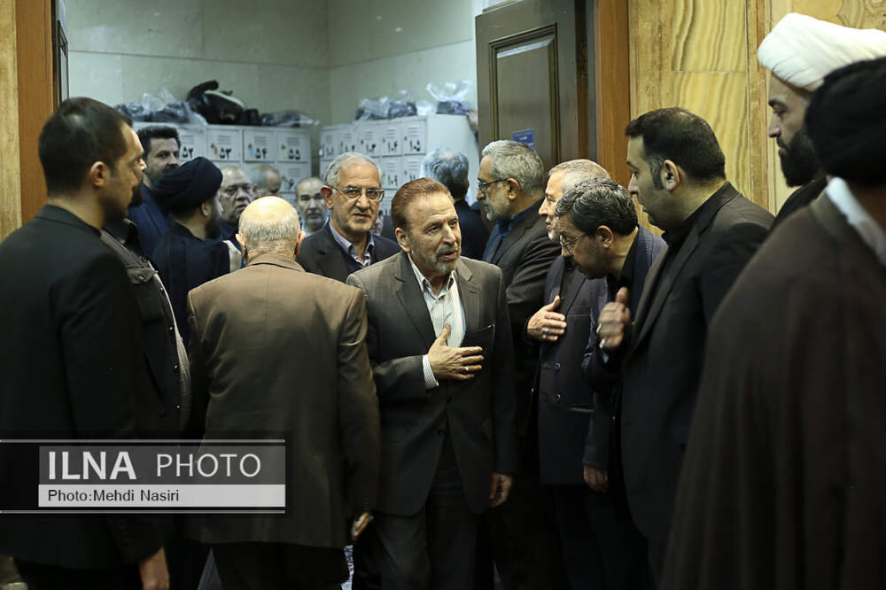 حضور سیاسیون در مراسم ختم همسر روحانی معروف/ قالیباف، واعظی و مخبر هم آمدند+عکس