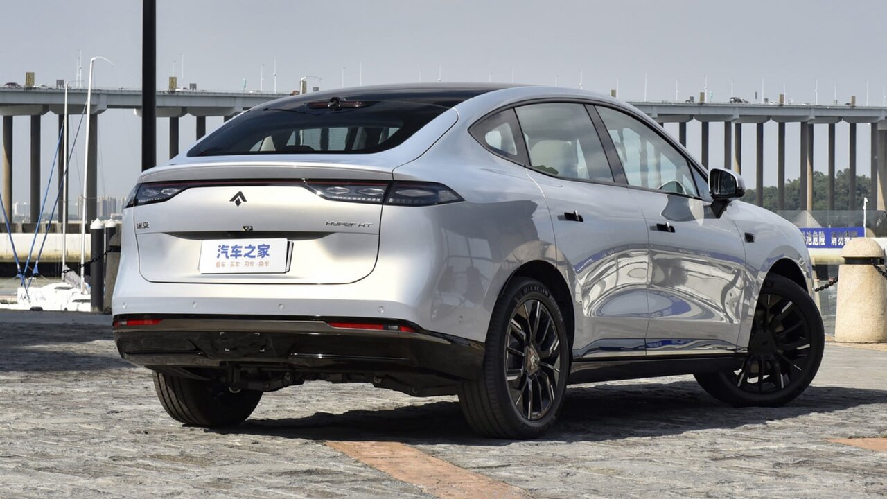 شاسی بلند لوکس چینی کپی همزمان از پورشه و تسلا است/ عکس