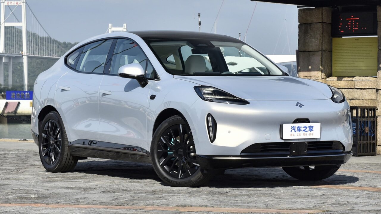 شاسی بلند لوکس چینی کپی همزمان از پورشه و تسلا است/ عکس