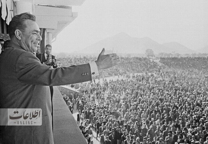 عکسی از استقبال عجیب محمدرضا پهلوی و فرح از برژنف