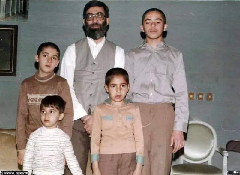 ۲ عکس از رهبر انقلاب در کنار فرزندانشان با پوششی متفاوت