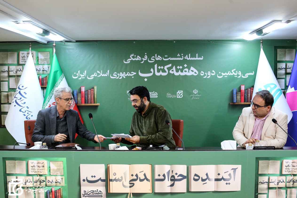 ناصرالدین شاه تحت تاثیر پدیده روزنامه شرح سفرهای خود را مینوشت