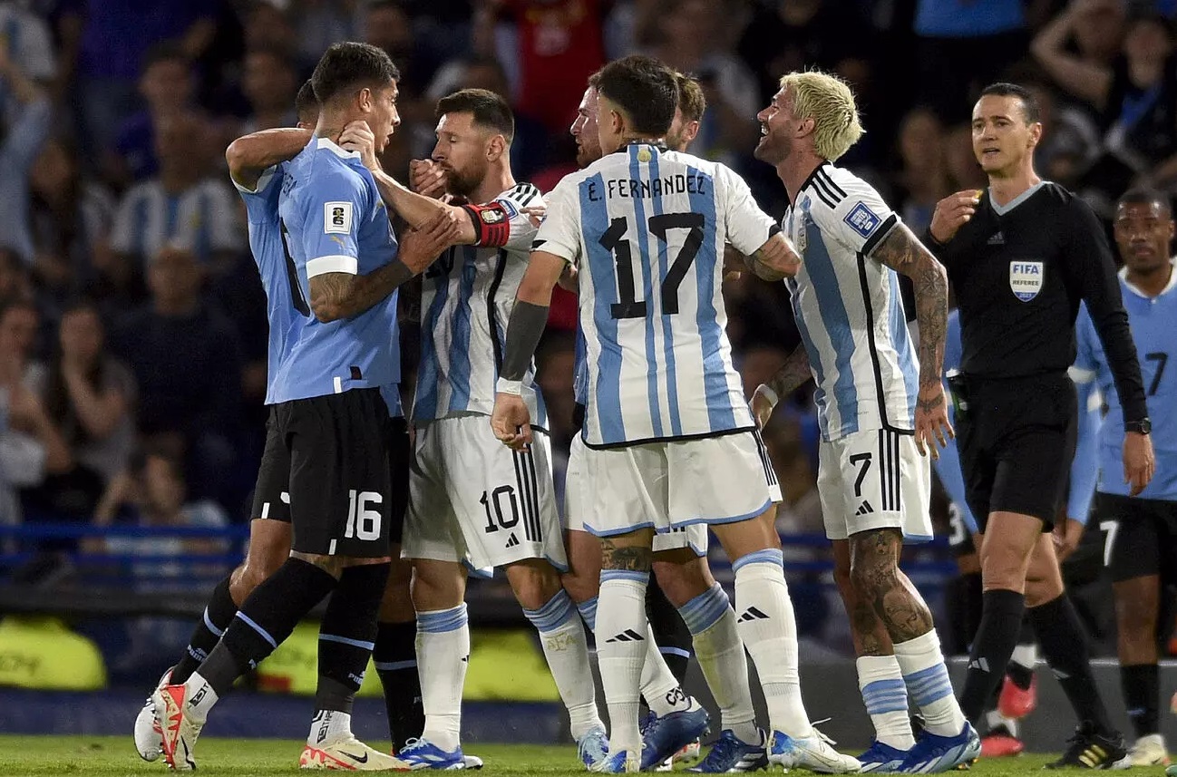 عکس| درگیری شدید مسی با مدافع اروگوئه