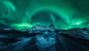ببینید |‌ تصاویری خیره کننده از شفق قطبی و گوزن‌ها