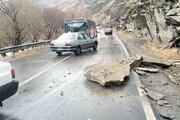 ببینید | سقوط سنگ غول پیکر از کوه به سمت جاده در اثر بارش باران