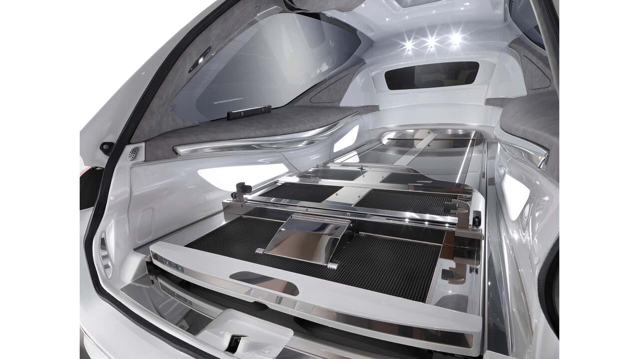 هیچکس تمایلی به نشستن در این مرسدس بنز و رولزرویس ندارد/ عکس