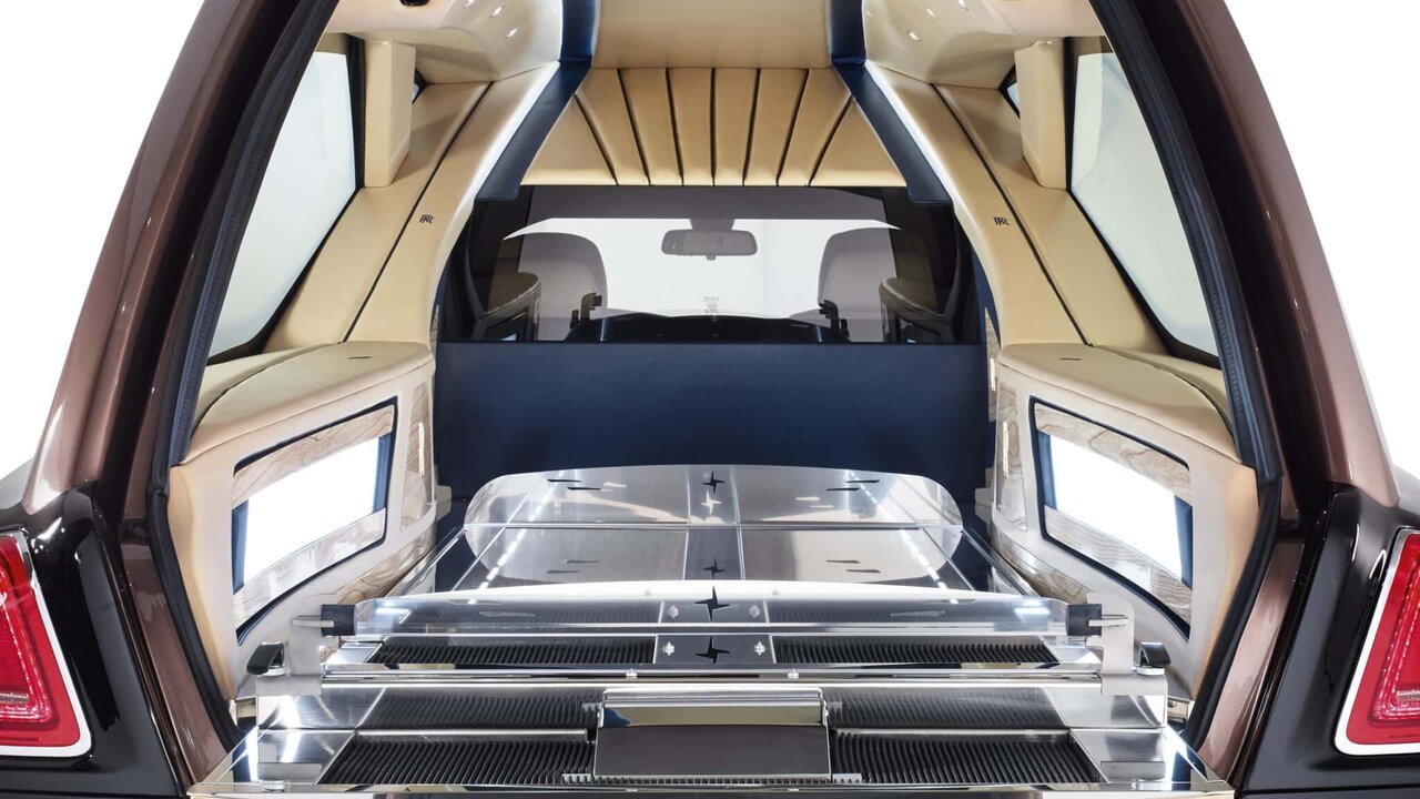 هیچکس تمایلی به نشستن در این مرسدس بنز و رولزرویس ندارد/ عکس