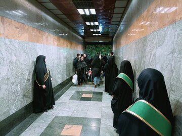 «روسریت رو سَرِت کن»/ روایت میدانی از تذکر حجاب در مترو