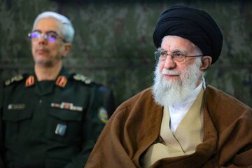 عکس | نوشته حکاکی شده روی انگشتر رهبر انقلاب هنگام بازدید از نمایشگاه دستاوردهای هوا فضای سپاه