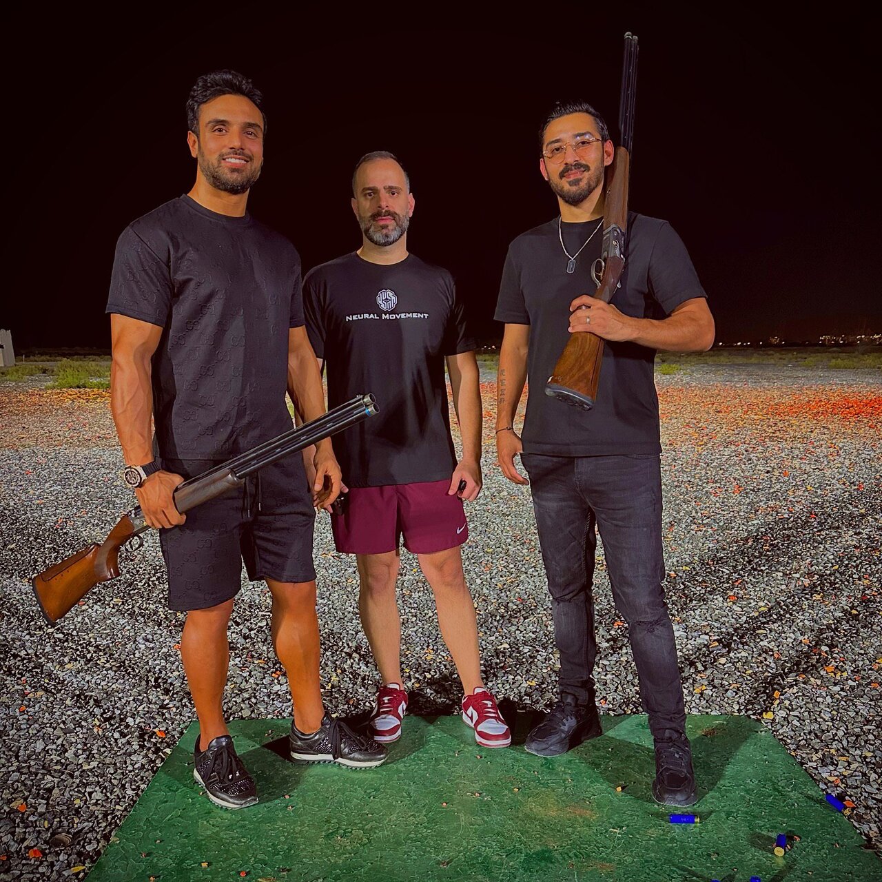 عکس | رضا قوچاننژاد دست به اسلحه شد؛ عکس یادگاری با تفنگ!