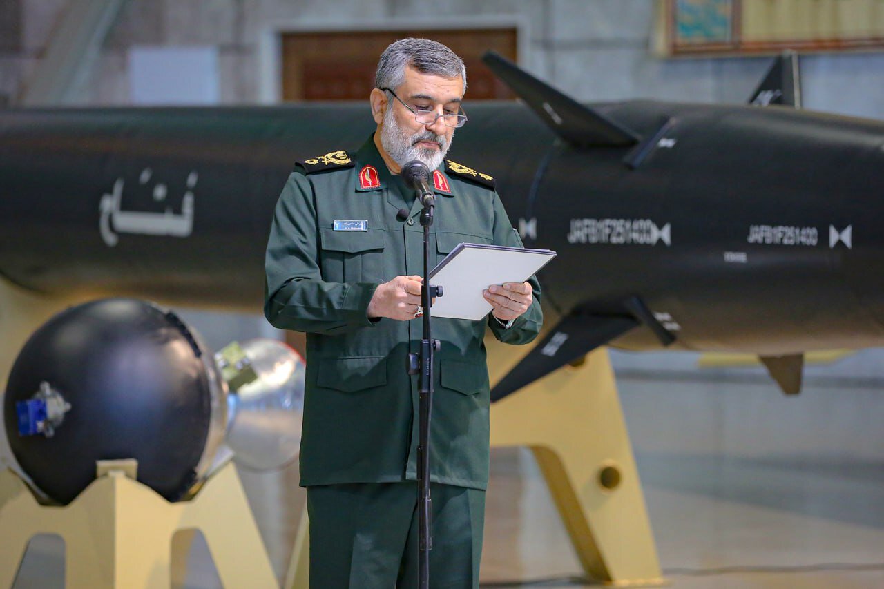 تصاویری از رهبر انقلاب درحال بازدید از تجهیزات نظامی نیروهای مسلح