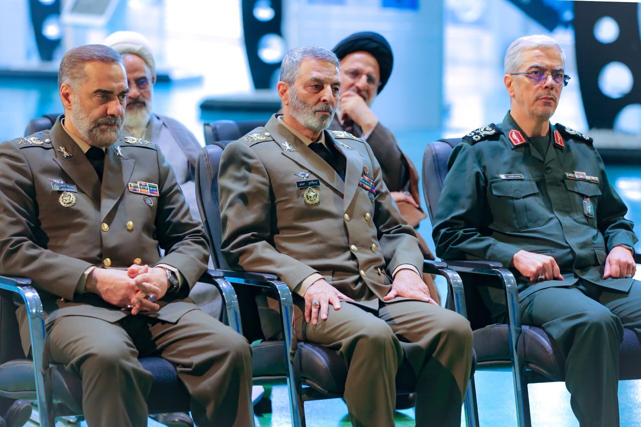 تصاویر ژست های مقام بلندپایه سپاه در لحظه ارائه گزارش موشکی به رهبری