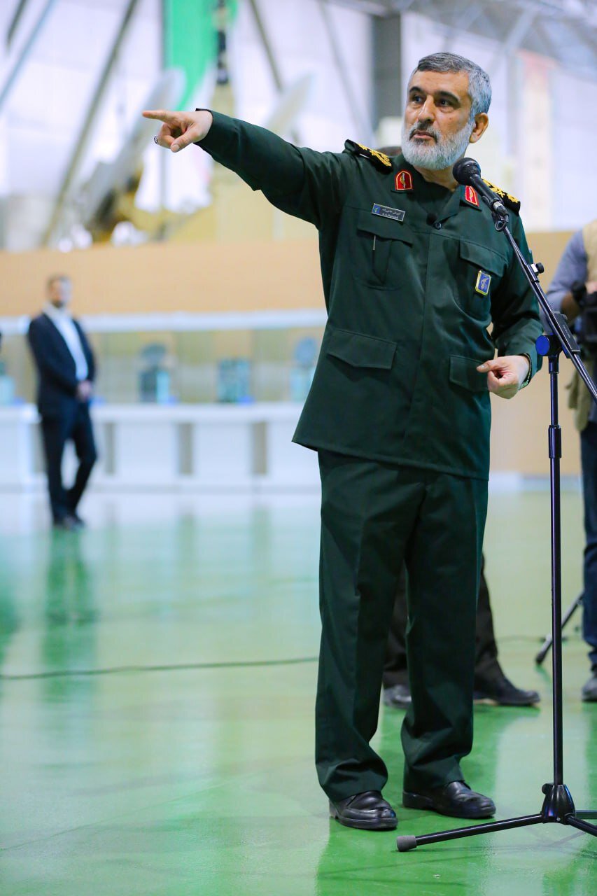 تصاویر ژست های مقام بلندپایه سپاه در لحظه ارائه گزارش موشکی به رهبری