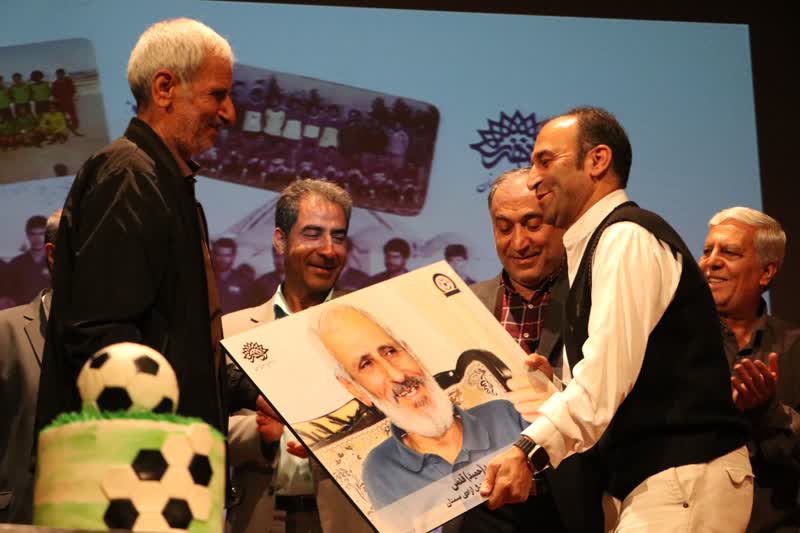 مرور خاطرت فوتبالی چهار دهه پیش،تجلیل از خانواده های دوازده شهید و روایت چگونگی شهید "کیومرث نوروزی"