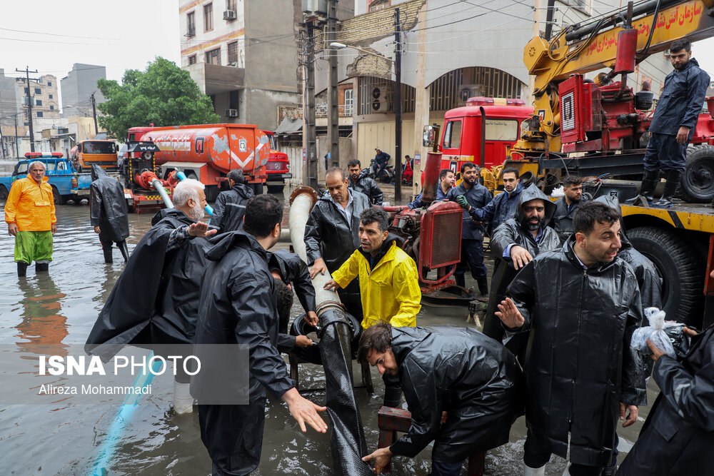 تلاش جالب برای جمعآوری آب از خیابانهای اهواز/ عکس
