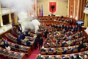 ببینید | استفاده از بمب دودزا در پارلمان آلبانی توسط مخالفان تصویب بودجه