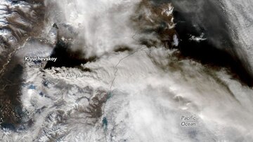 فوران عظیم آتشفشان در روسیه از فضا دیده شد/ عکس