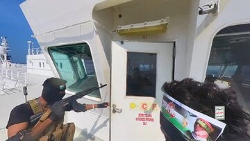 اولین تصاویر یمن از لحظه توقیف کشتی اسرائیل