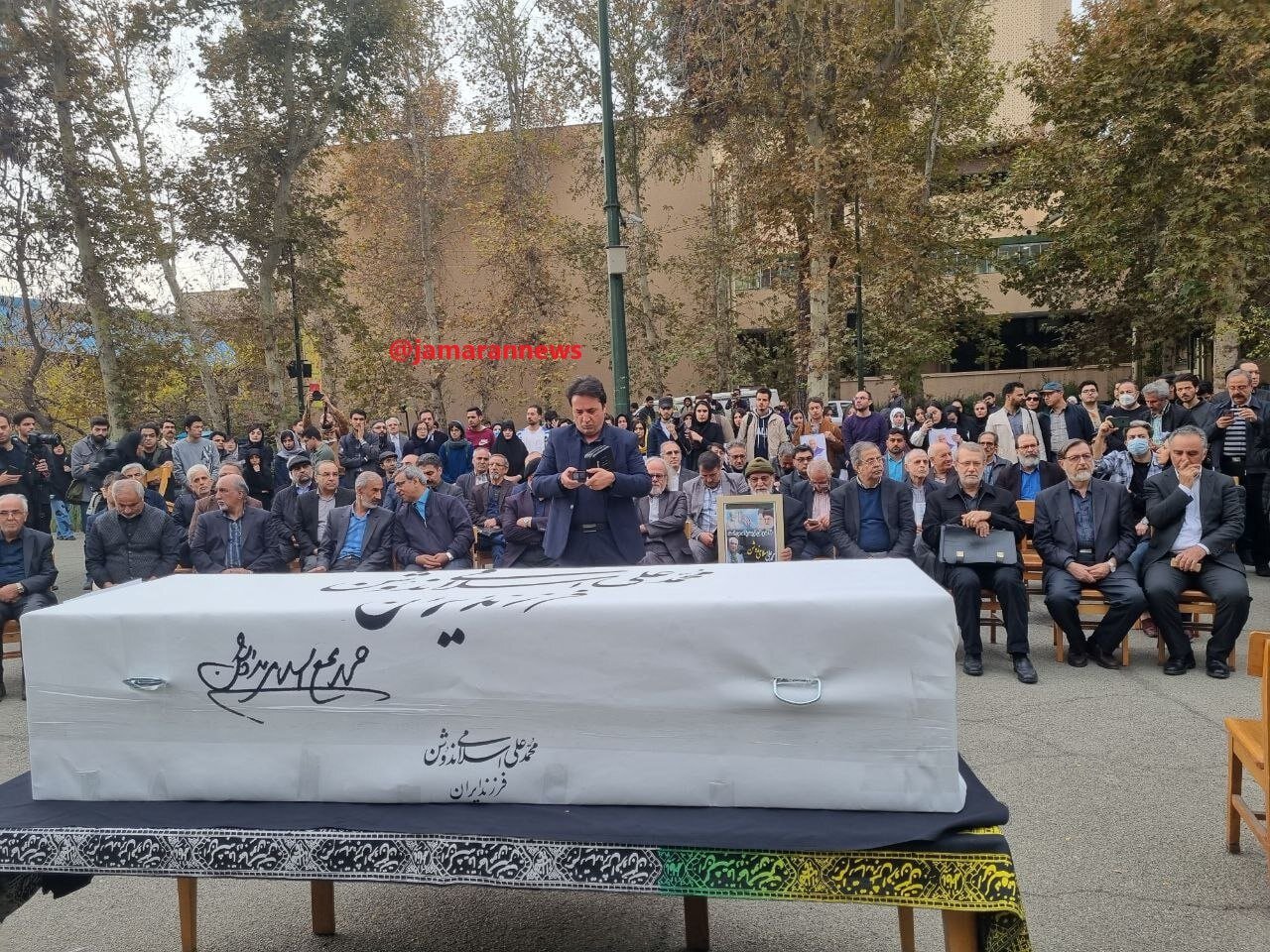 عکسی از حضور علی لاریجانی و فرزند شهید بهشتی در مراسم وداع با استاد اسلامی ندوشن