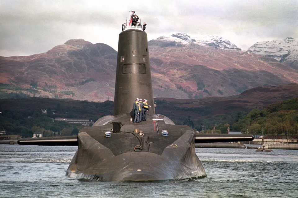 زیردریایی هسته‌ای بریتانیا به دردسر افتاد