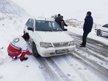 رهاسازی ۲۰ خودرو گرفتار در برف محورهای شمالی استان آذربایجان‌غربی در شبانه‌روز گذشته
