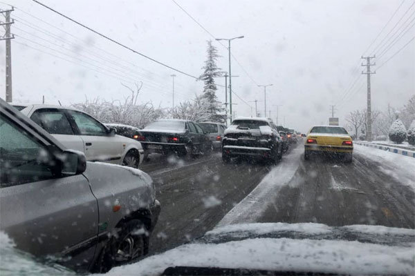 - هشدار به مسافران؛ بارش برف و باران در جاده‌های ۱۶ استان/ این محورها ترافیک سنگین دارد