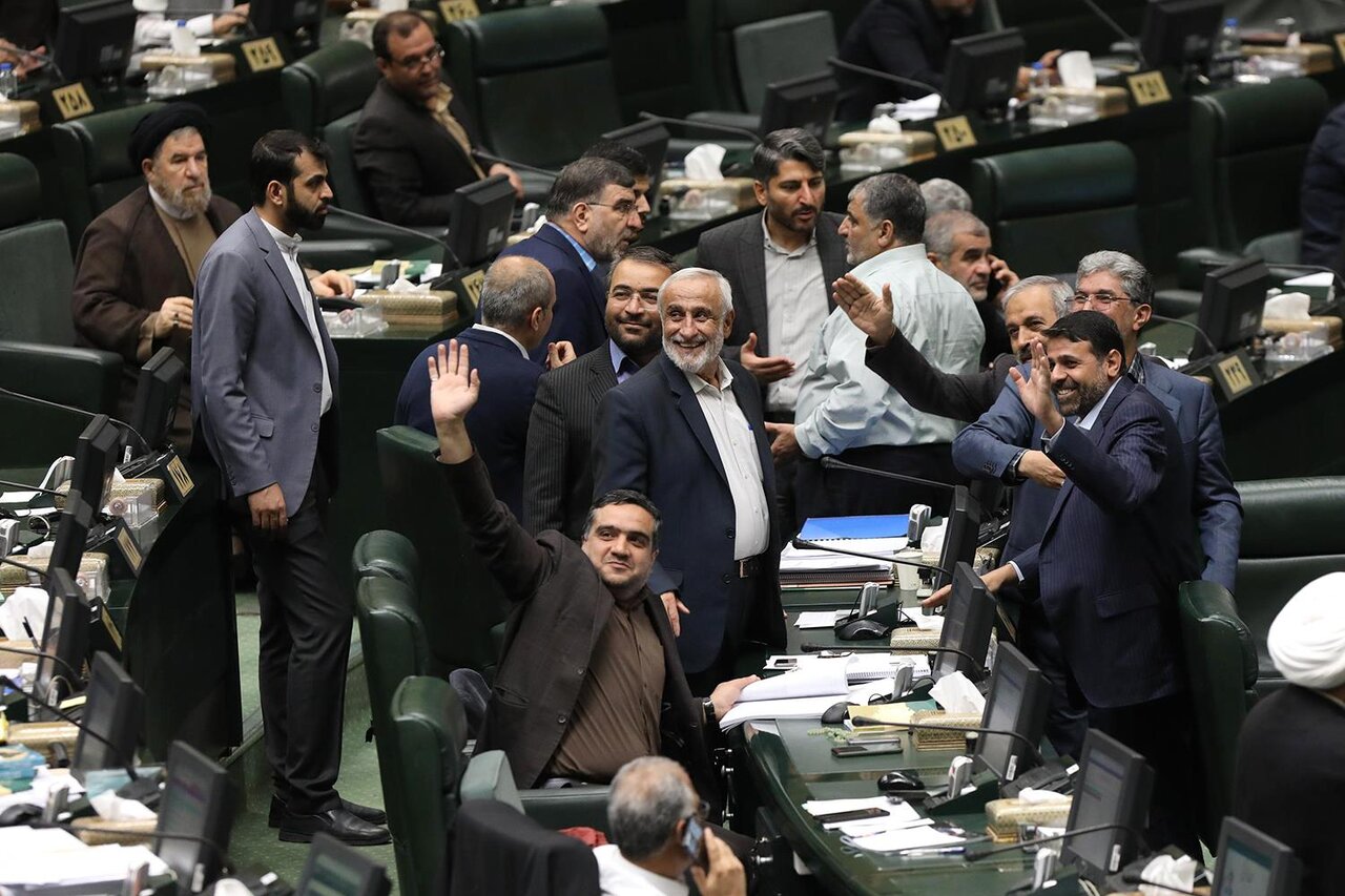 عکسی از خنده های الیاس نادران بعد از عدم موافقت با استعفایش و ماندگار شدن در مجلس