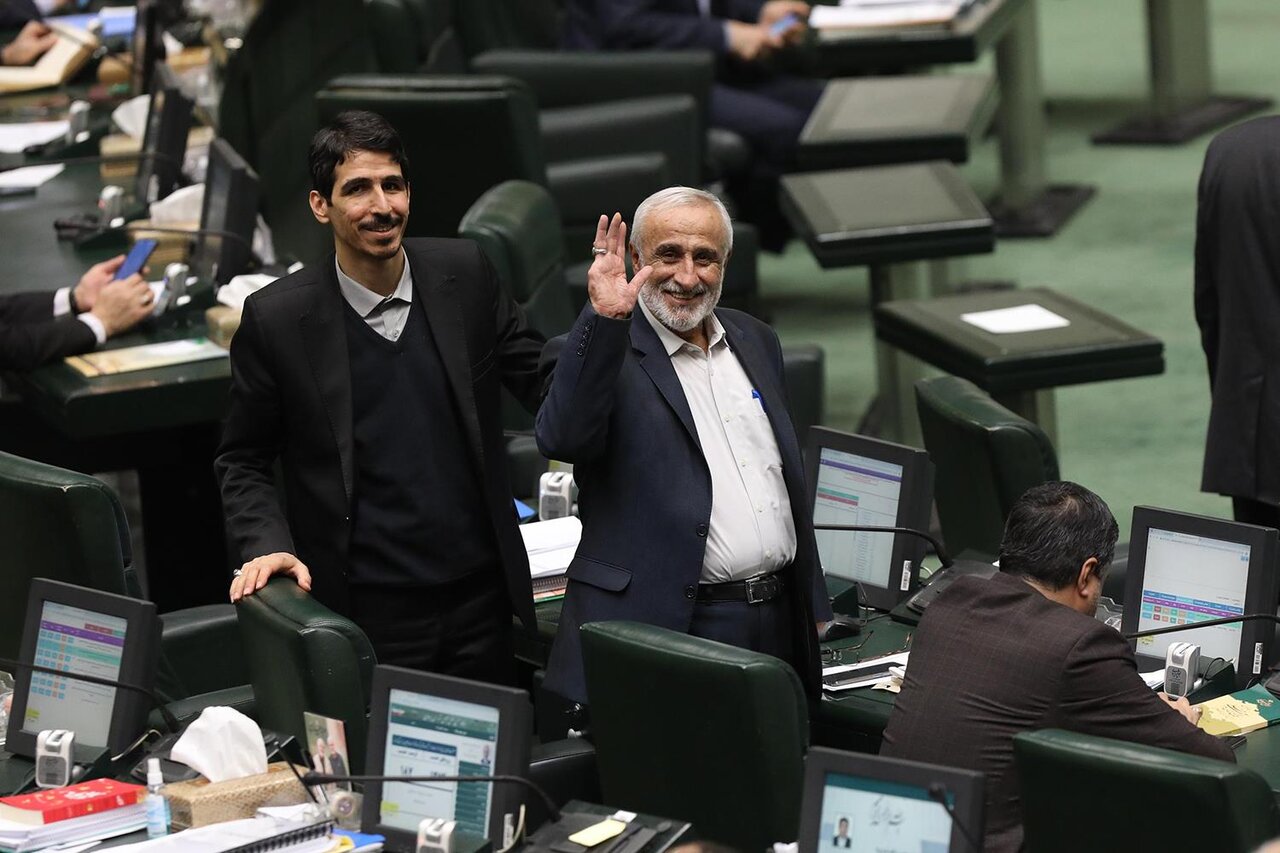 عکسی از خنده های الیاس نادران بعد از عدم موافقت با استعفایش و ماندگار شدن در مجلس
