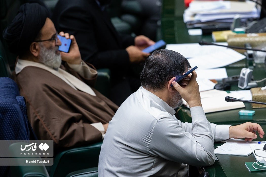 هجوم نمایندگان به جایگاه هیئت رئیسه/ این نماینده در جلسه علنی شیرکاکائو بهدست شد+عکس